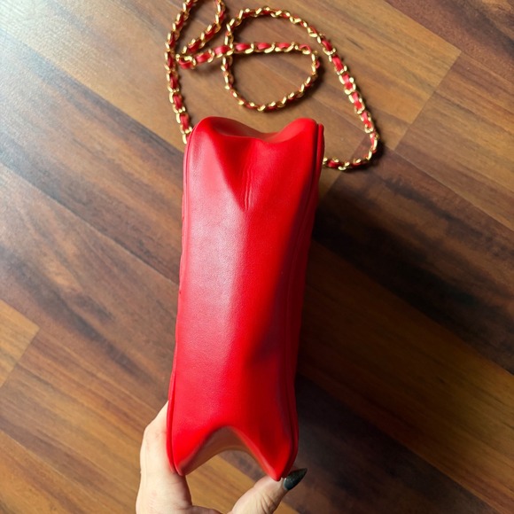 Medallion quilted Leather‎ Crossbody Bag Gold Chain Strap Emblem Accent - Picture 3 of 7